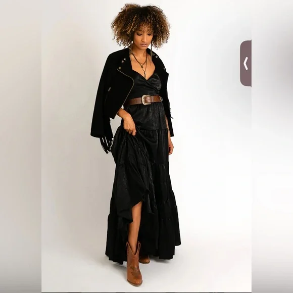 Chic Black Maxi Dress with Spaghetti Straps - Picture 4 of 8